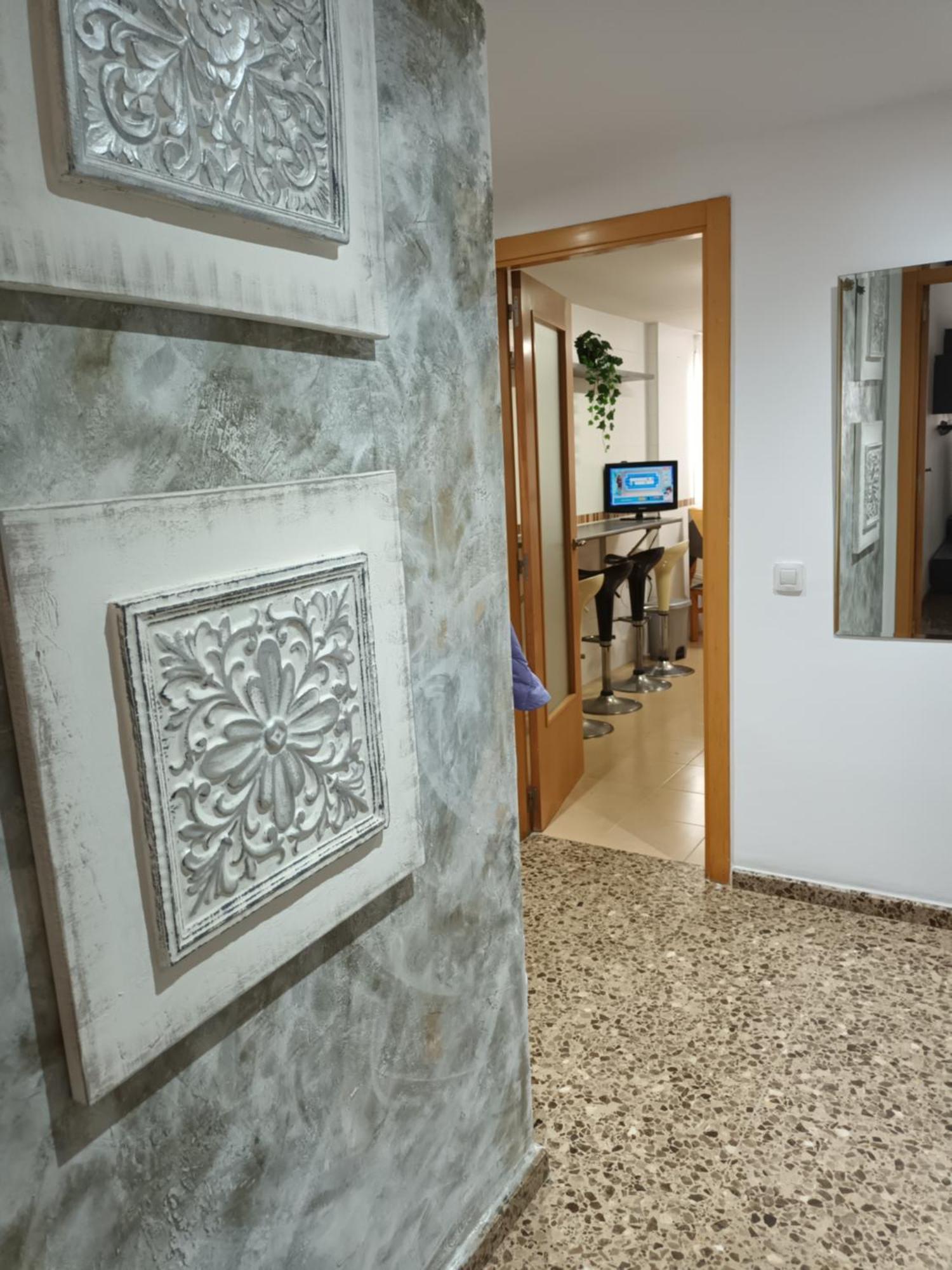 Piso Amplio De 3 Habitaciones, 2 Banos, Ascensor Y Parking *